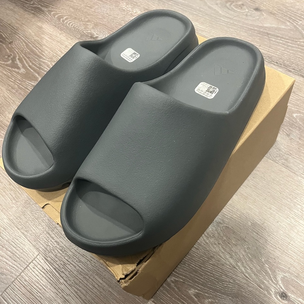 Yeezy slide slate grey sz 13M